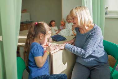 Çok nesilli ilişkiler, güzellik salonunda oynayan büyükanneler ve torunlarına makyaj yapmalarında yardım edenler, birlikte mutlular, kapalı bir aile hayatı sürüyorlar.