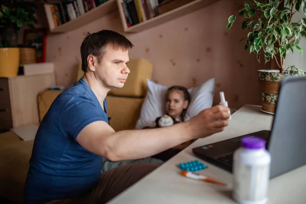 Père Âge Moyen Regardant Écran Ordinateur Portable Consultant Avec Médecin — Photo