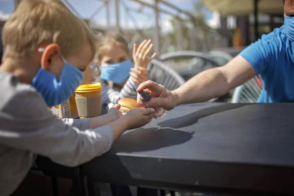 Nuova Realtà Normale Stare Sicuro Strada Caffè Padre Maschera Medica — Foto Stock