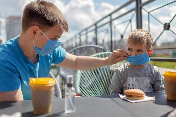 Nuova Realtà Normale Stare Sicuro Strada Caffè Padre Con Bambini — Foto Stock