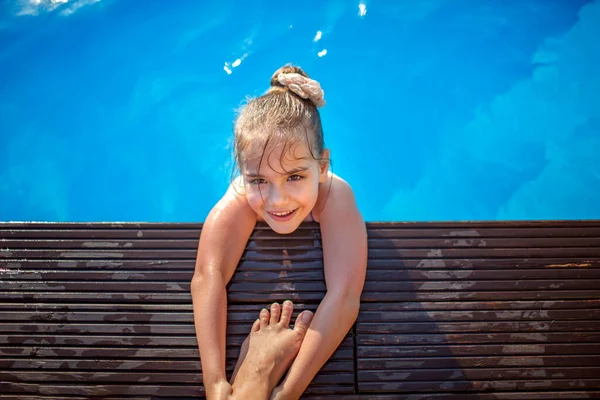 별장에서 보내는 주말이야 귀여운 아이는 수영장에서 재미와 냉각을 즐기고 여름에는 — 스톡 사진