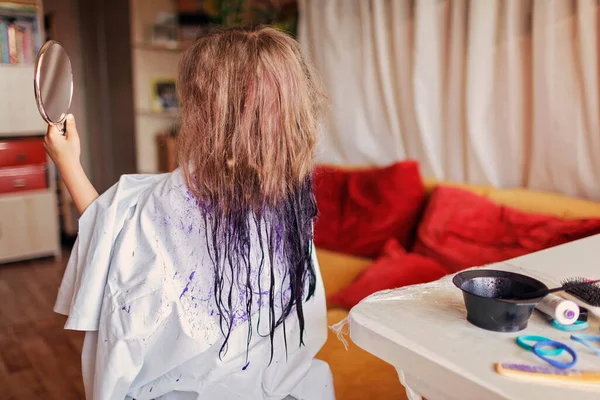 Schönheitssalon Hause Erste Haarfärbeerfahrung Frauenpower Nettes Mädchen Haare Färben Mit — Stockfoto