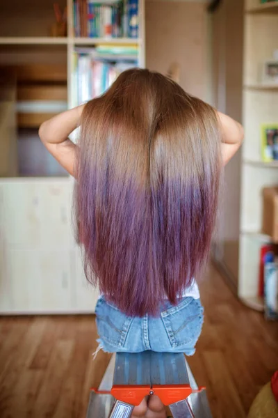 Salão Beleza Casa Primeira Experiência Tintura Cabelo Poder Feminino Menina — Fotografia de Stock