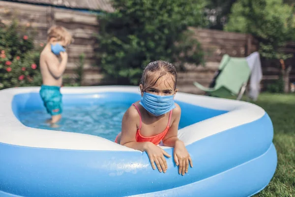 Nuova Estate Normale Distanza Sociale Due Bambini Maschera Medica Divertono — Foto Stock