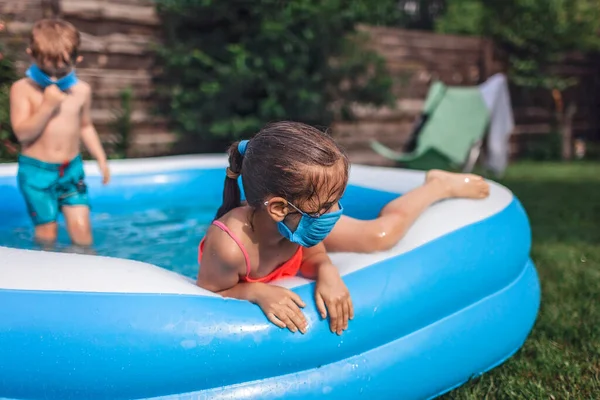 여름의 새로운 사회적 약실에 아이가 푹신푹신 수영장에서 재미를 있습니다 유모차를 — 스톡 사진