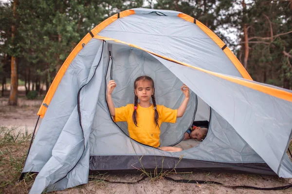 Fuga Família Local Criança Sentada Barraca Acampamento Parque Campismo Olhando — Fotografia de Stock