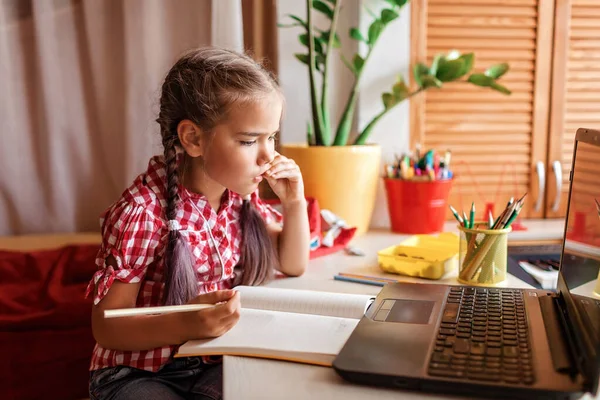 Enseignement Distance Concept Retour École Écolière Mignonne Étudiant Ses Devoirs — Photo