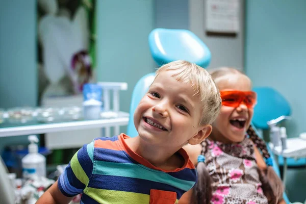 Twee Kinderen Die Plezier Hebben Medische Brillen Dragen Tijdens Hun — Stockfoto