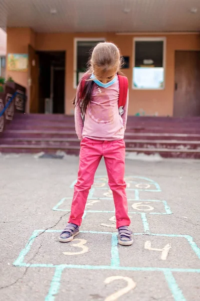 Nueva Normalidad Vuelta Escuela Una Niña Escuela Máscara Cara Saltando —  Fotos de Stock