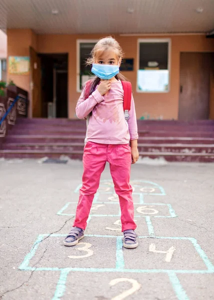 Novo Normal Volta Escola Uma Menina Escola Com Máscara Facial — Fotografia de Stock