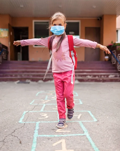 Nuovo Normale Ritorno Scuola Una Ragazza Della Scuola Maschera Che — Foto Stock