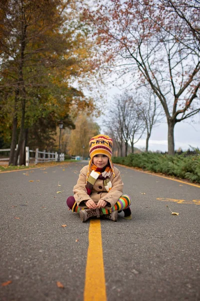 Vibras Otoñales Hola Otoño Elegante Niña Años Caminando Parque Vacío — Foto de Stock