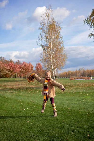 Höstvibbar Hallå Höst Snygg Årig Flicka Promenader Den Tomma Parken — Stockfoto