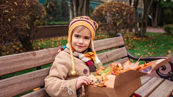 Cosecha Orgánica Otoño Linda Chica Sosteniendo Una Caja Con Hojas — Foto de Stock