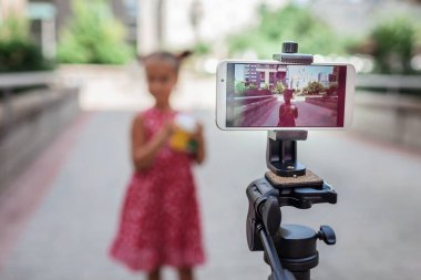İnternetten para kazan. Aile kanalı, video blogcusu, internet kazancı ve uzaktan kumandalı serbest çalışma için kızıyla birlikte orta yaşlı bir baba film kaydediyor.