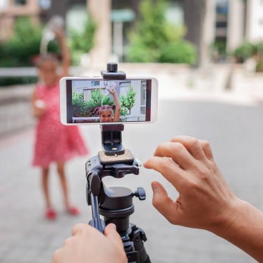 İnternetten para kazan. Aile kanalı, video blogcusu, internet kazancı ve uzaktan kumandalı serbest çalışma için kızıyla birlikte orta yaşlı bir baba film kaydediyor.