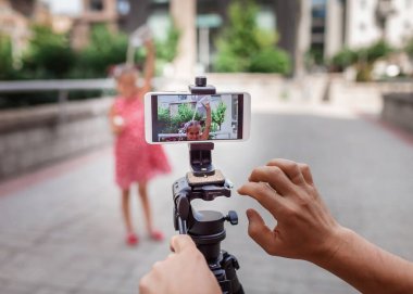 İnternetten para kazan. Orta yaşlı baba ve kızı, aile kanalı, video blogcusu, internet kazancı ve bağımsız uzaktan çalışma için kaydedilen filmleri eleştiriyorlar.