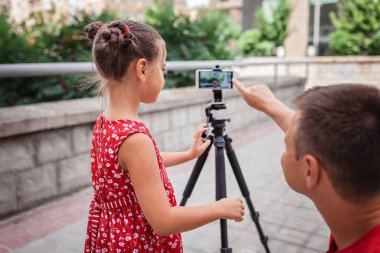 İnternetten para kazan. Orta yaşlı baba ve kızı, aile kanalı, video blogcusu, internet kazancı ve bağımsız uzaktan çalışma için kaydedilen filmleri eleştiriyorlar.