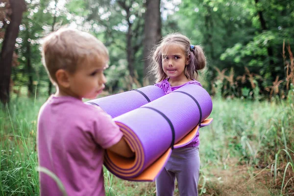 Активный Здоровый Выходной Счастливые Дети Мальчик Девочка Отдыхающие Веселящиеся Фиолетовом — стоковое фото