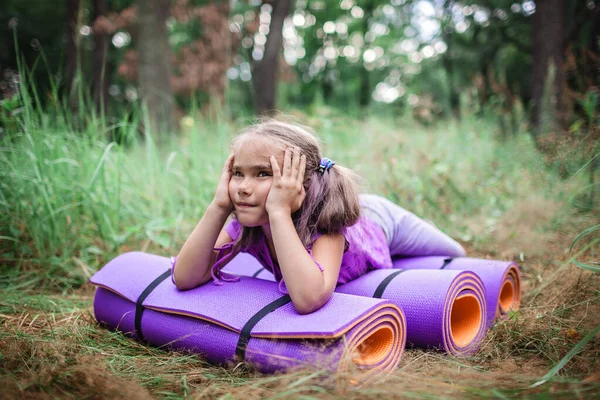 Активный Здоровый Выходной Счастливый Малыш Отдыхающий Веселящийся Фиолетовом Коврике Йоги — стоковое фото