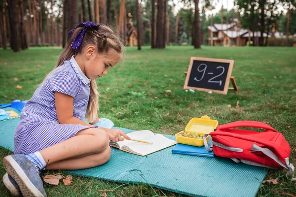 Nuovo Normale Ritorno Scuola Studiosi Elementari Seduti Sull Erba Verde — Foto Stock