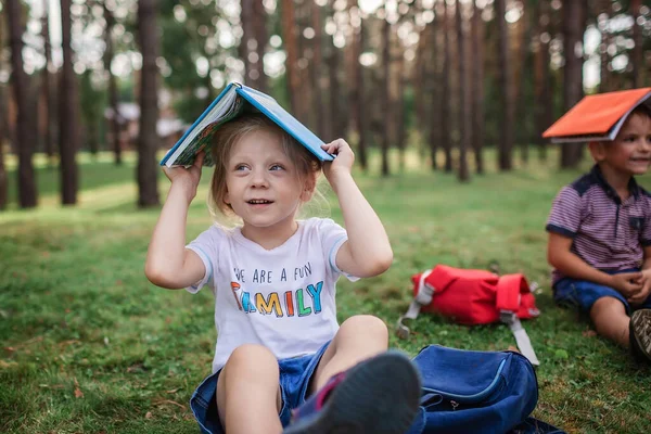 Neue Normalität Zurück Die Schule Kindergarten Und Grundschulkinder Sitzen Während — Stockfoto