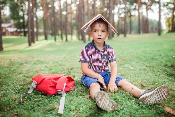 Nieuw Normaal Terug Naar School Basisschool Kind Zittend Groen Gras — Stockfoto