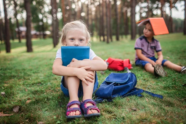 Nuovo Normale Ritorno Scuola Studioso Asilo Seduto Sull Erba Verde — Foto Stock