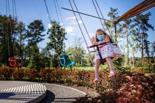 Carina Ragazza Della Scuola Indossando Maschera Facciale Divertirsi Parco Divertimenti — Foto Stock