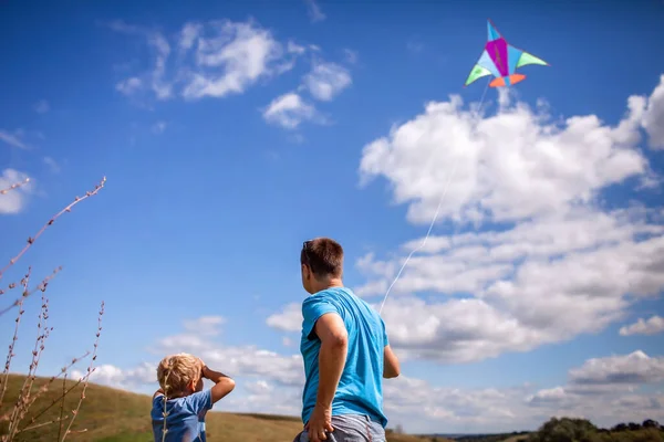 Feliz Infancia Verano Niño Con Padre Divirtiéndose Jugando Con Una — Foto de Stock