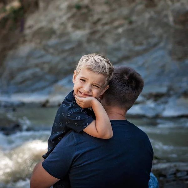 Come Padre Come Figlio Padre Mezza Età Che Abbraccia Piccolo — Foto Stock