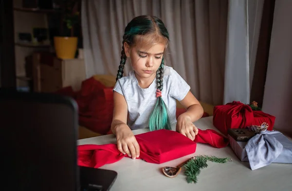 Nulové Plýtvání Vánočním Obalem Roztomilé Dívka Učí Zabalit Dárky Tradičním — Stock fotografie