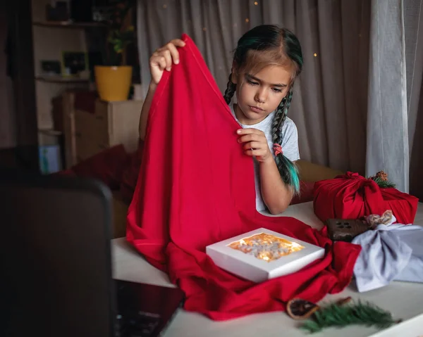 Nulové Plýtvání Vánočním Obalem Roztomilé Dívka Učí Zabalit Dárky Tradičním — Stock fotografie