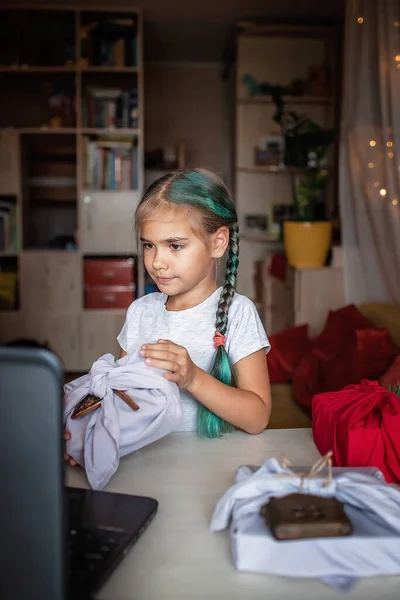 Zero Marnowania Świąt Cute Girl Uczy Się Zawijać Prezenty Tradycyjnym — Zdjęcie stockowe