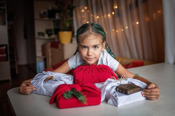 Zero Desperdício Embrulho Natal Menina Bonito Aprender Embrulhar Presentes Estilo — Fotografia de Stock