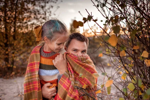 Familienherbstwanderung Nettes Mädchen Mit Ihrem Vater Das Sich Herbst Weichen — Stockfoto