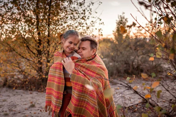 Familienherbstwanderung Nettes Mädchen Mit Ihrem Vater Das Sich Herbst Weichen — Stockfoto