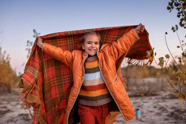 Caminata Familiar Otoño Linda Chica Abrigo Naranja Corriendo Con Suave — Foto de Stock