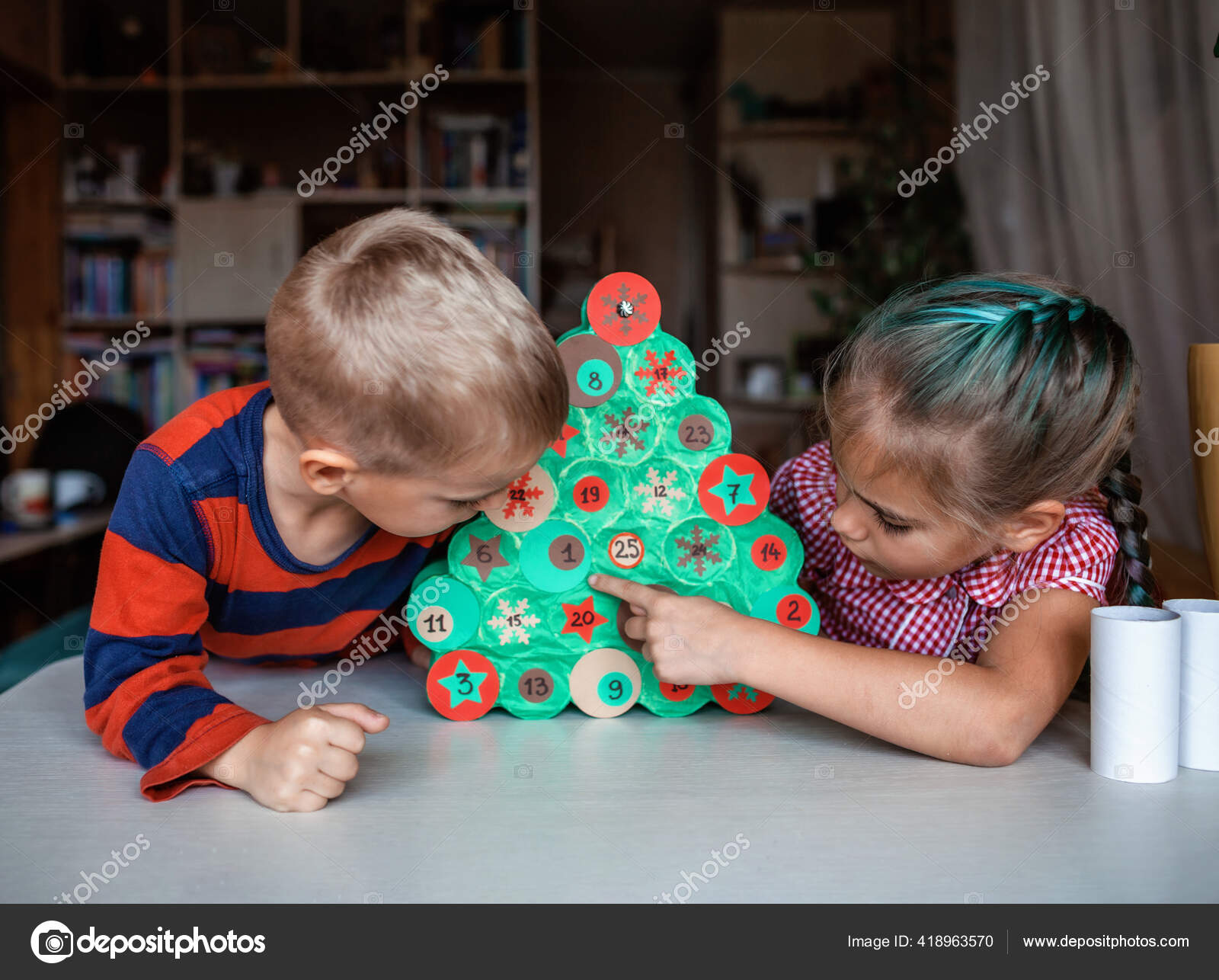 Милые Маленькие Дети Делают Календарь Ручной Работы Рулонами.