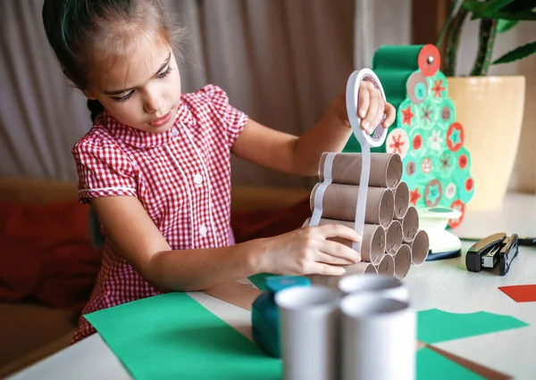 Cute Little Kid Podejmowania Ręcznie Kalendarz Adwentowy Rolkami Papieru Toaletowego — Zdjęcie stockowe