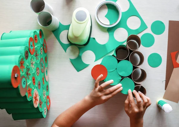 Lindo Niño Pequeño Haciendo Calendario Adviento Hecho Mano Con Rollos —  Fotos de Stock