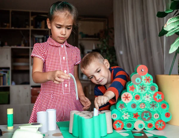 Evde Tuvalet Kağıdı Rulolarıyla Yapımı Takvim Yapan Sevimli Çocuklar Yapıştırıcı — Stok fotoğraf