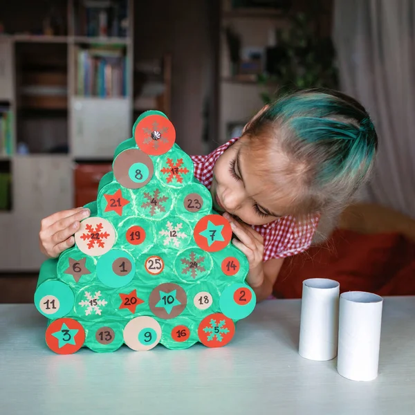 Evde Tuvalet Kağıdı Rulolarıyla Yapımı Takvim Yapan Sevimli Bir Çocuk — Stok fotoğraf