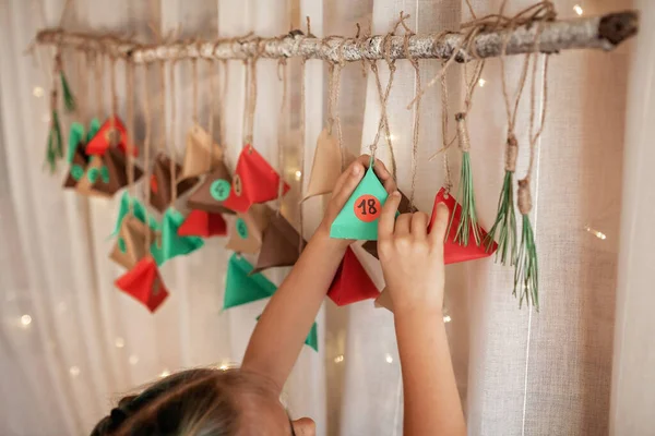 Schattig Klein Kind Openen Handgemaakte Adventskalender Met Kleur Papier Driehoeken — Stockfoto