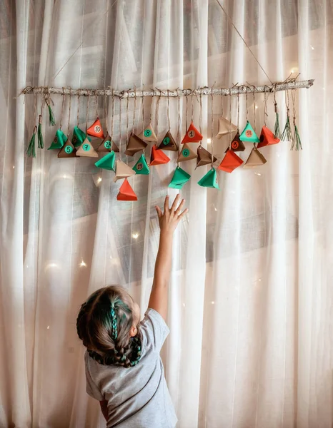 Lindo Niño Pequeño Abriendo Calendario Adviento Hecho Mano Con Triángulos —  Fotos de Stock