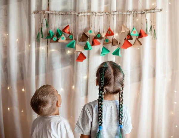 Joli Petit Enfant Ouvrant Calendrier Avent Main Avec Des Triangles — Photo
