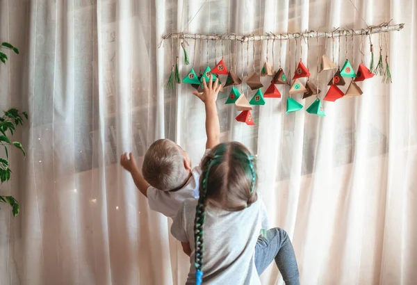 Lindo Niño Pequeño Abriendo Calendario Adviento Hecho Mano Con Triángulos —  Fotos de Stock