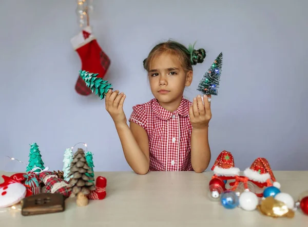 Escolha Alternativa Menina Bonito Fazendo Escolha Entre Caixa Embrulhada Comum — Fotografia de Stock