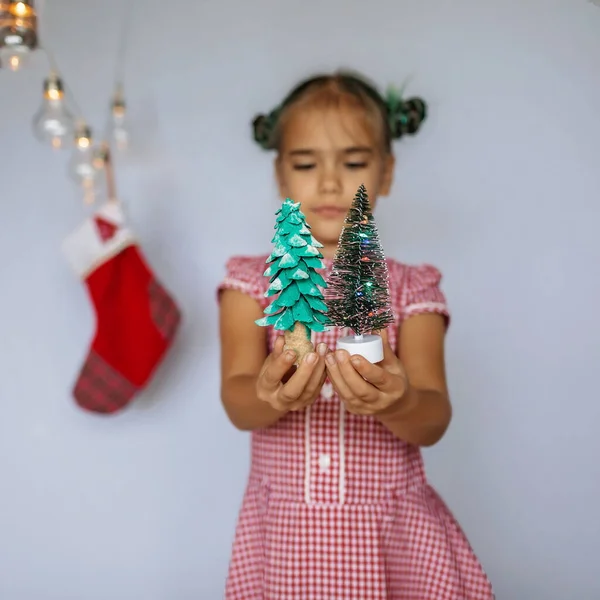 Escolha Alternativa Menina Bonito Fazendo Escolha Entre Caixa Embrulhada Comum — Fotografia de Stock