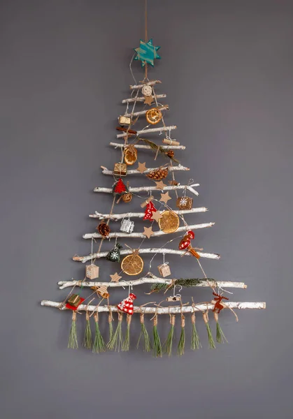 최초의 크리스마스 트리는 얼어붙은 나뭇가지로 만들어 생태학적 장난감과 종이가 판대로 — 스톡 사진
